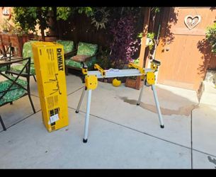 Dewalt (New)29.8 lbs. Compact Miter Saw Stand with 500 lbs. Capacity