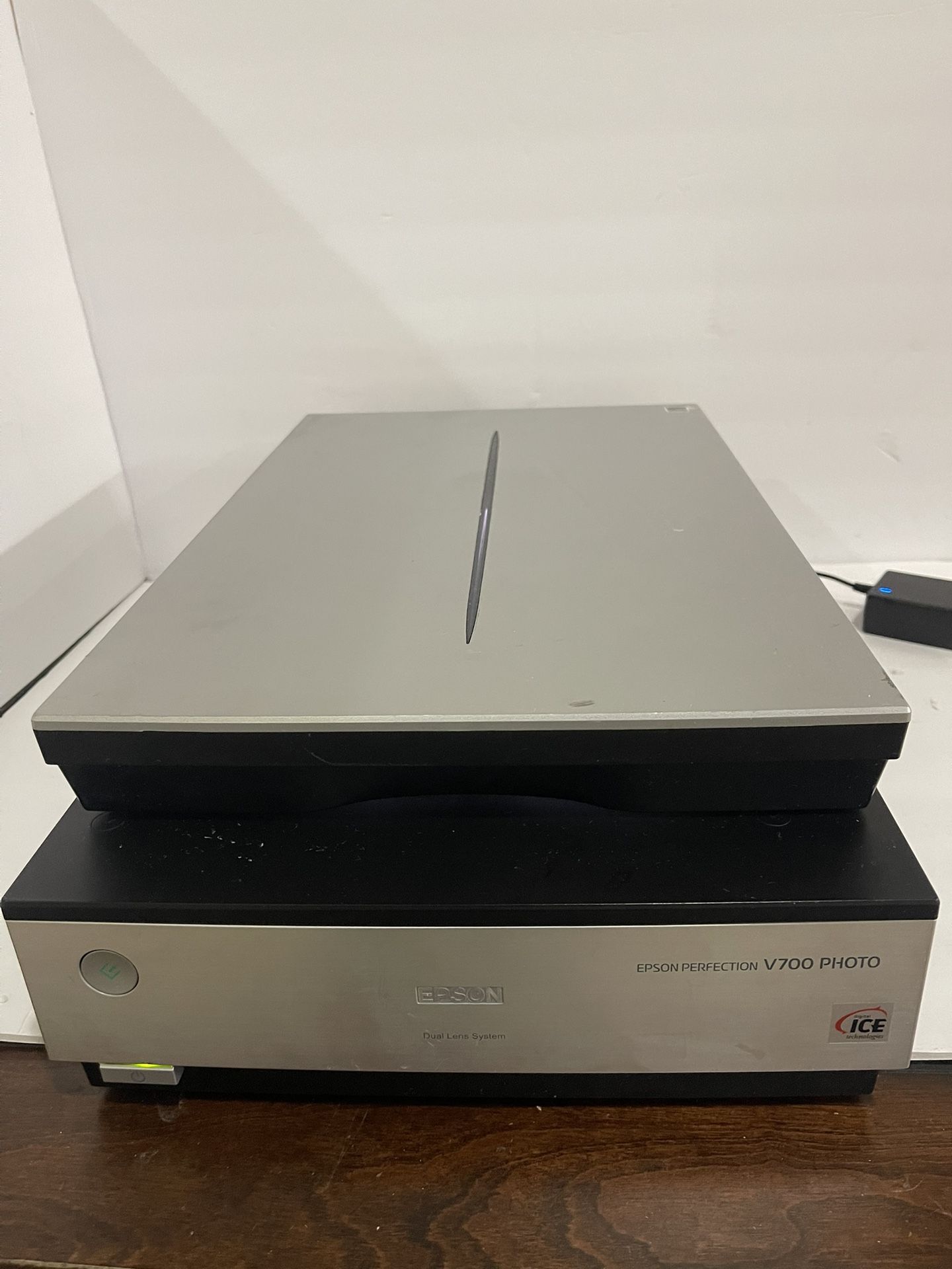Epson Perfection V700 Photo Flatbed Scanner J221A Comes W/power Adapter Tested