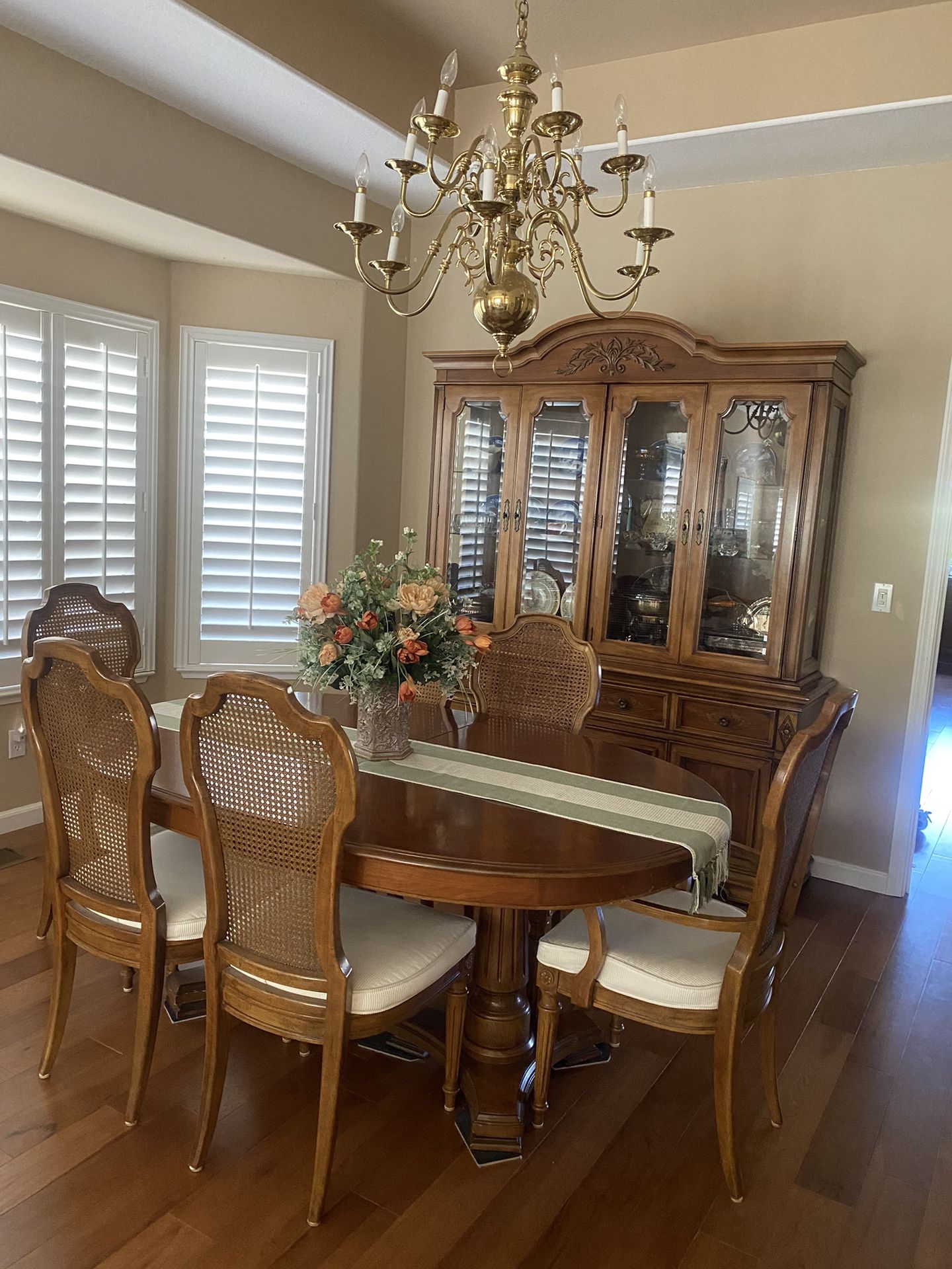 Thomasviile Dining Room Set