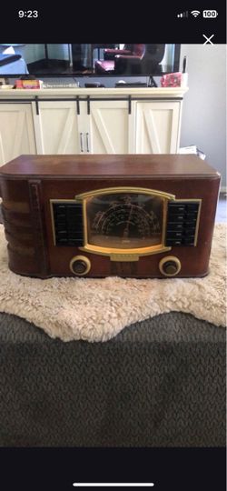Antique 1942 zenith radio