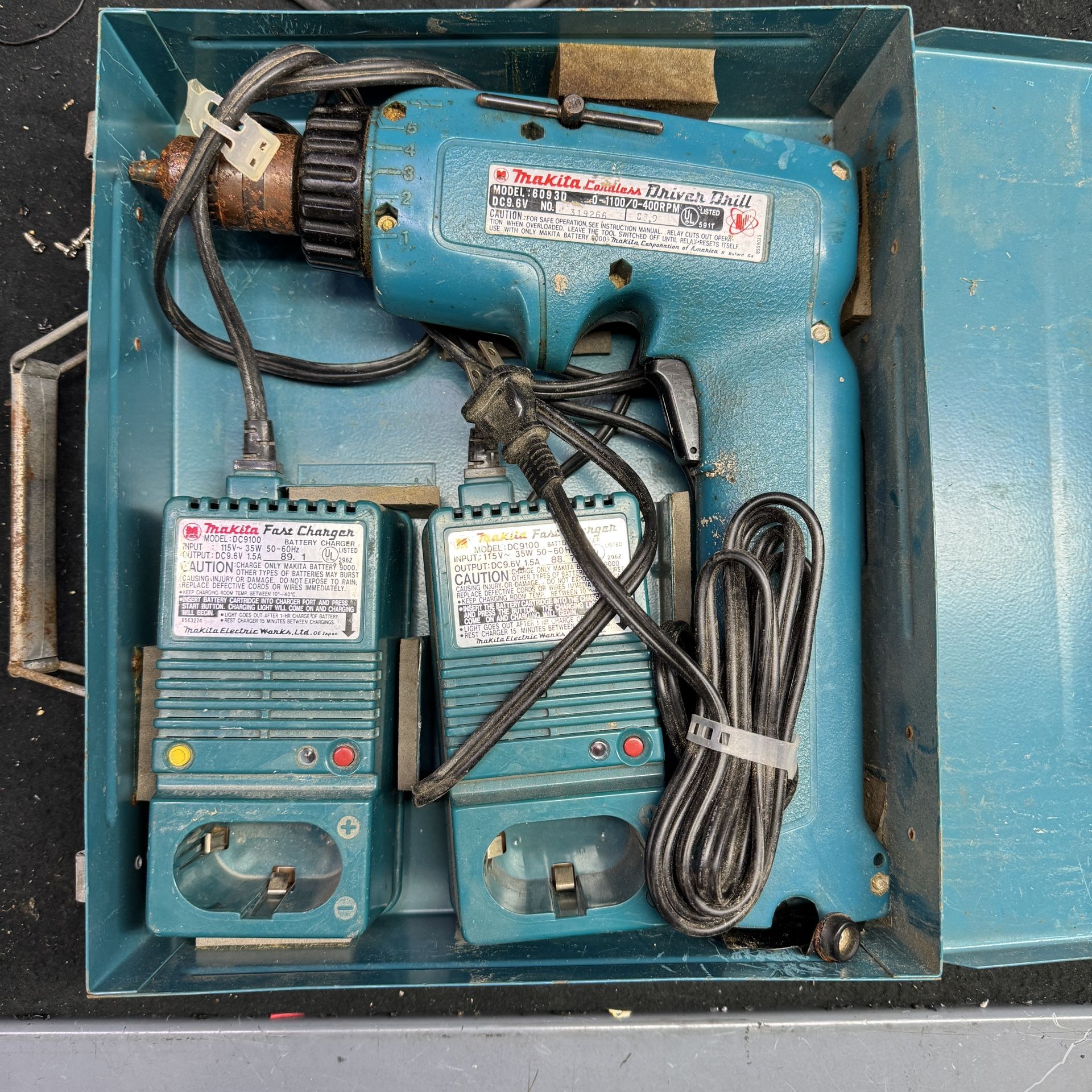 Makita 6093D Cordless Driver Drill, 9.6 V w/ 2 Chargers & Case