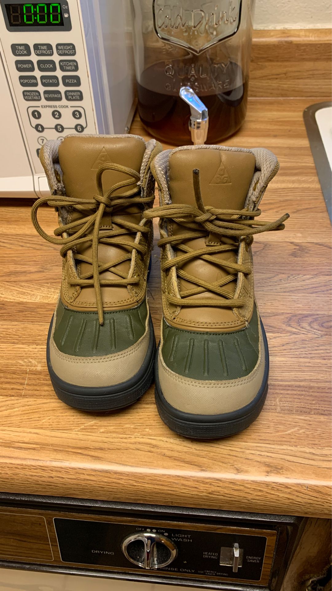 Nike boots ( young kid )