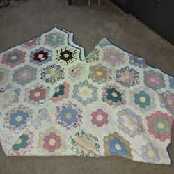 HANDMADE VINTAGE QUILT 