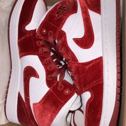 Jordan 1 Mid SE Red Velvet