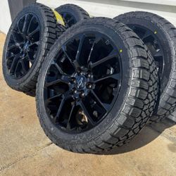 4 Chevy Silverado Tahoe Gloss Black 22" Wheels Rims Tires Lugs