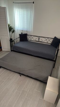Day bed with pull out