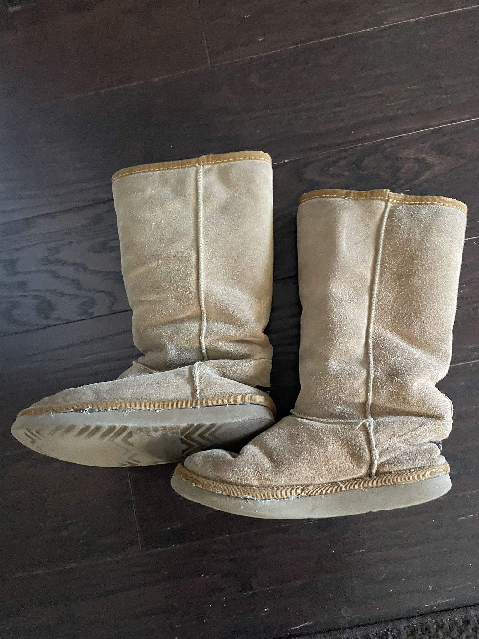 Woman’s Ugg Classics 6 Tall With Defect