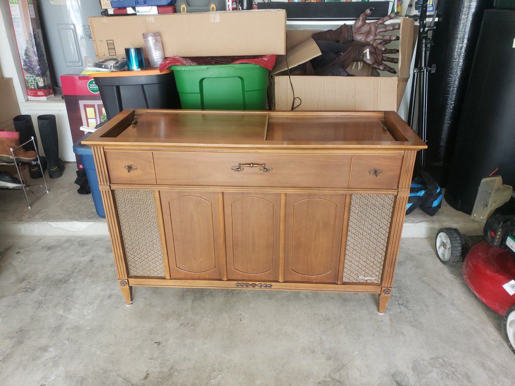 1960s Magnavox stereo with record player. The speakers need to be replaced. Other than that. Good to go!