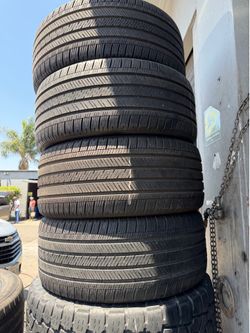 275/45/22 vendo set de Tirez con 70% de vida las 4