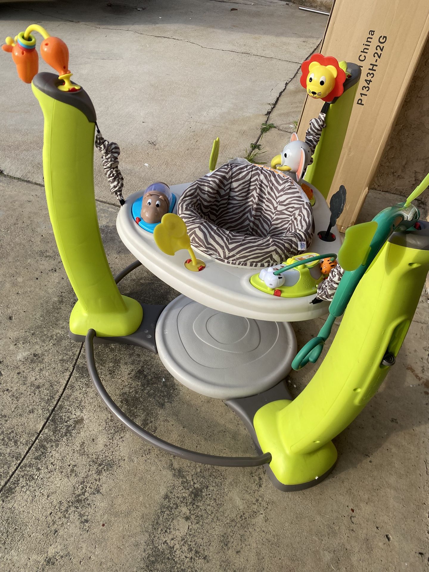 baby standing activity center