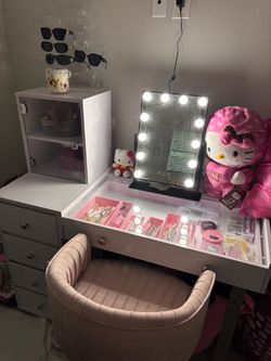 Vanity impression hello kitty desk