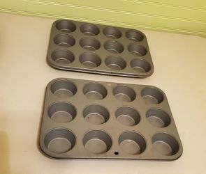 2 cupcake pans