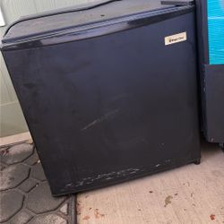 Little Tiny Fridge Got A Little Tiny Freezer Inside Of It As Seen In Picture 18 Inches Tall 17 1/2 Inches With