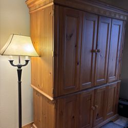 Armoire / Hutch - FREE!! In Excellent Condition!