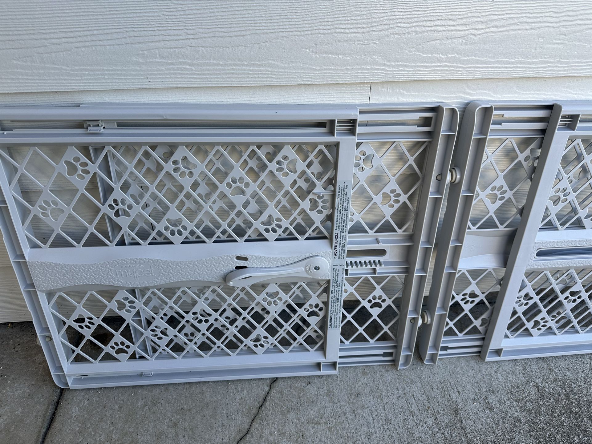 Dog/baby Gates