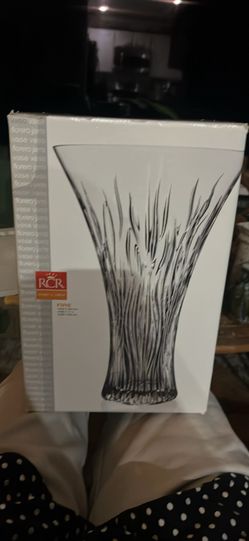Large unopened beautiful vase perfect for center of table