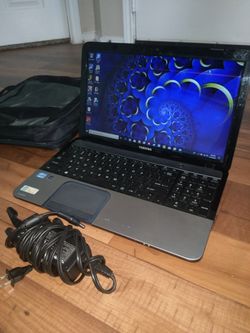 15.6" Toshiba Satellite S855 i7 8 GB Laptop