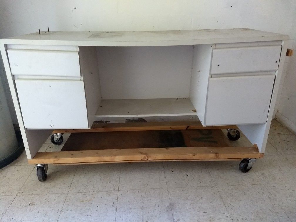 Workbench with drawers and wheels