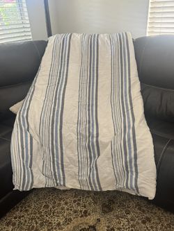Queen Comforter Blue/White