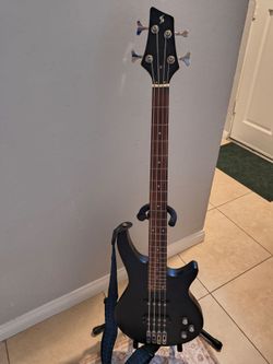 Stagg wood electric 4 string bass with accessories