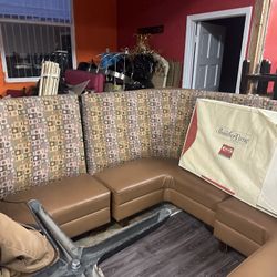 Se Vende Curva En Boocths Como Para Restaurante En Buenas Condiciones Con Mesa