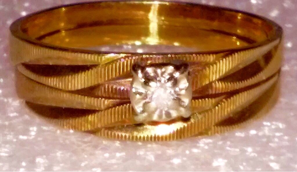 10k woman’s wedding set with small diamond