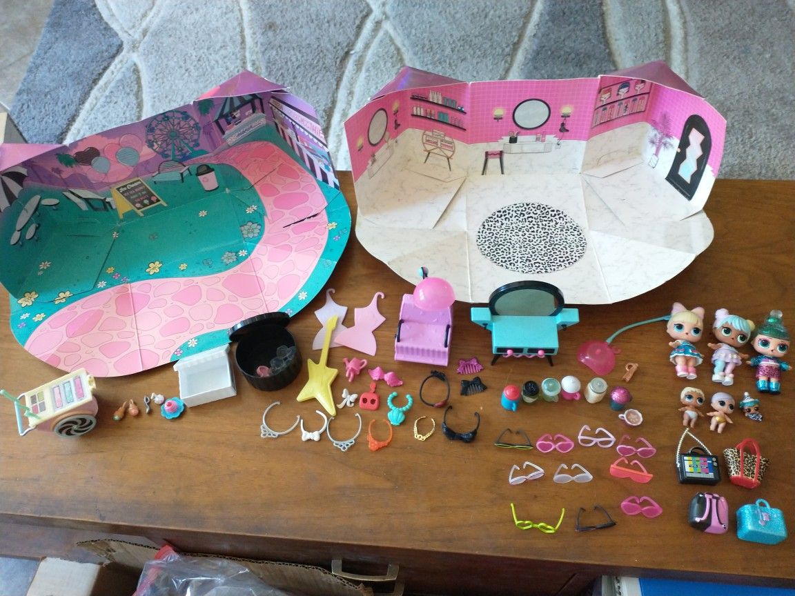 Lol Surprise 60 piece lot 6 dolls, many accessories & 2 fold out playsets
1 doll neck has broken but head still stays on if played with lightly