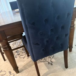 Beautiful Solid Wood Dining Room Table & 6 Chairs Expands To 81 Inches 