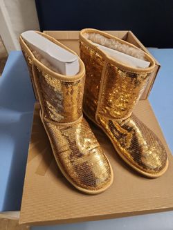 UGGS CLASSIC SHORT SPARKLES SIZE 7 BRAND NEW NEVER WORN
