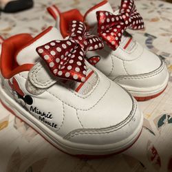 Disney Minnie Mouse Baby Girl Bow Sneaker