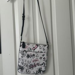 Woman’s Guess purse crossbody excellent condition 