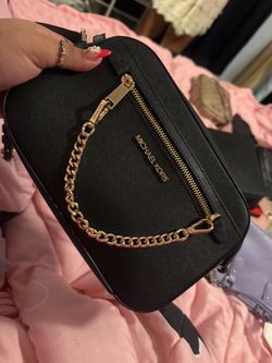 MK CROSSBODY BLACKA ND GOLD
