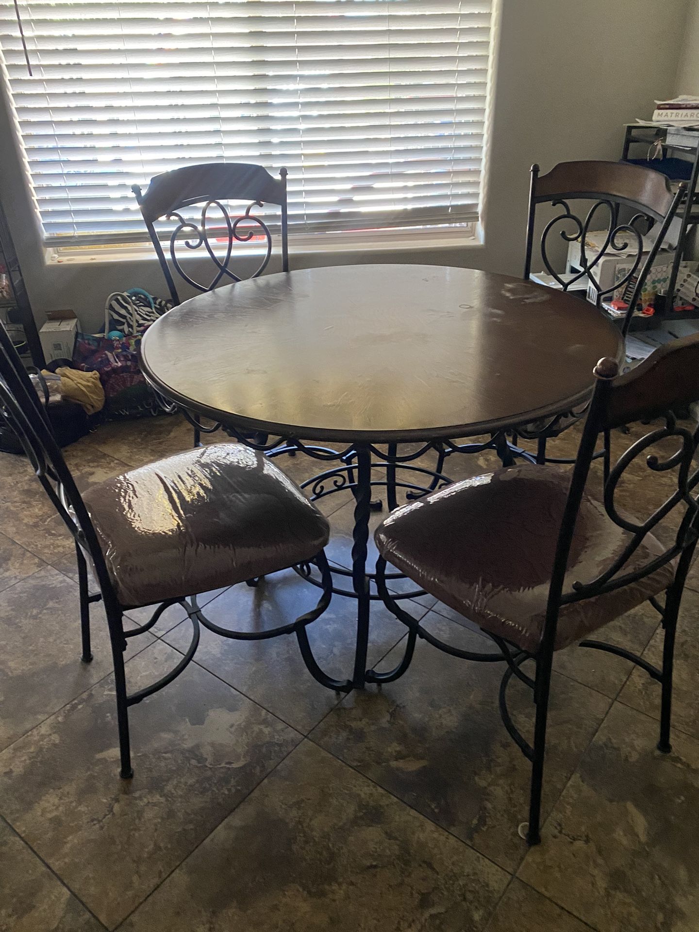 Round wood Table 4 Chairs