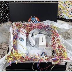 WHTIE Arctic Ember Vacuum flask + Neck massager + Power bank with phone stand