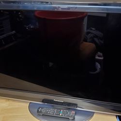 37 Inch Panasonic TV Comes With Remote 