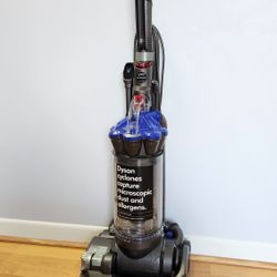 Dyson DC33 Cyclone Vacuum Works Well 