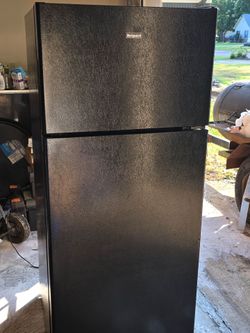 Hotpoint Black Top-Freezer Refrigerator