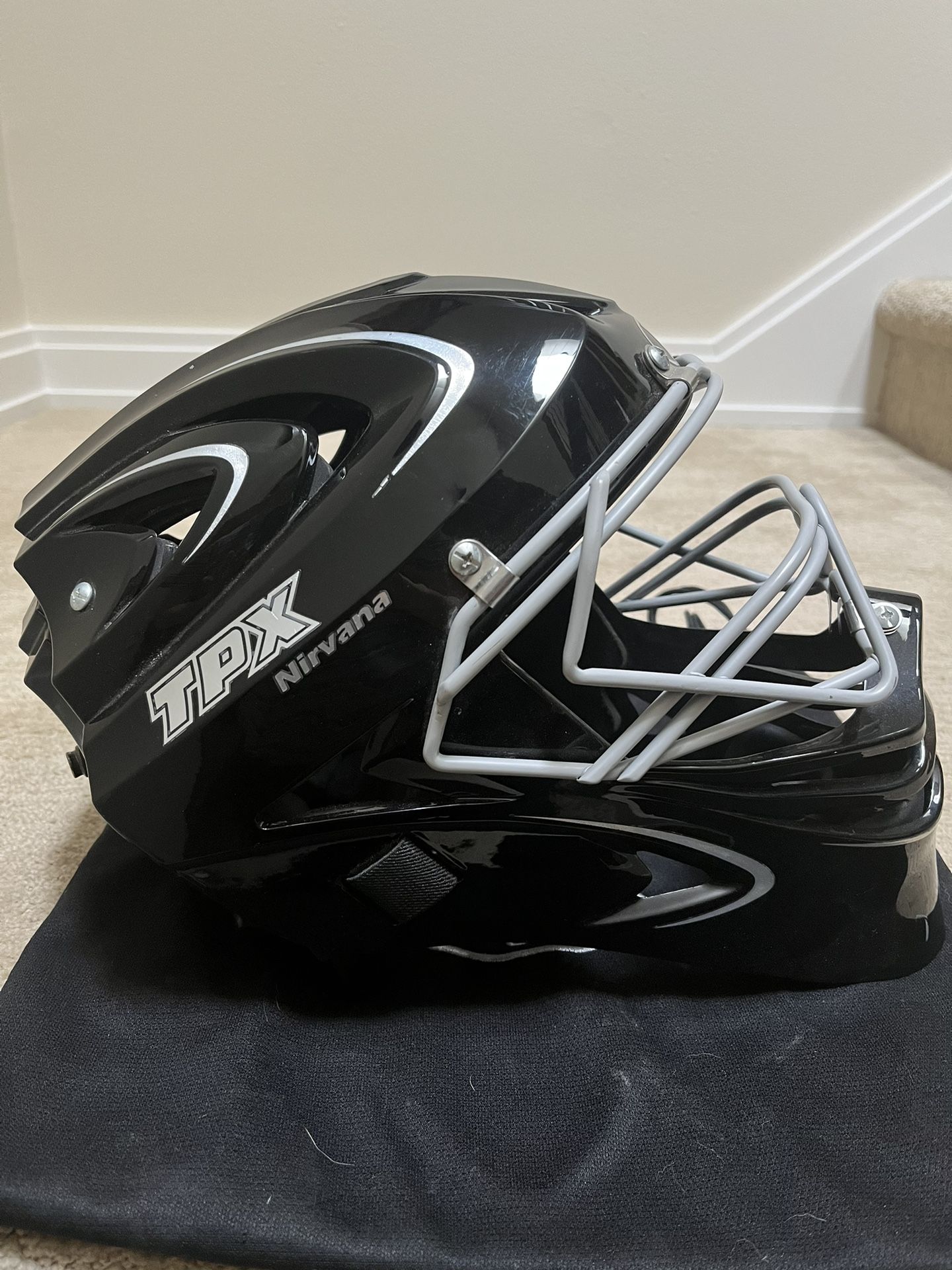 Louisville Slugger TPX Nirvana Catchers Helmet for Sale in Redmond, WA