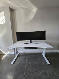 White UPLIFT V2 Commercial Standing Desk – Excellent Condition