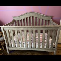 Gently used 6 in 1 Convertible Crib/Toddler bed 