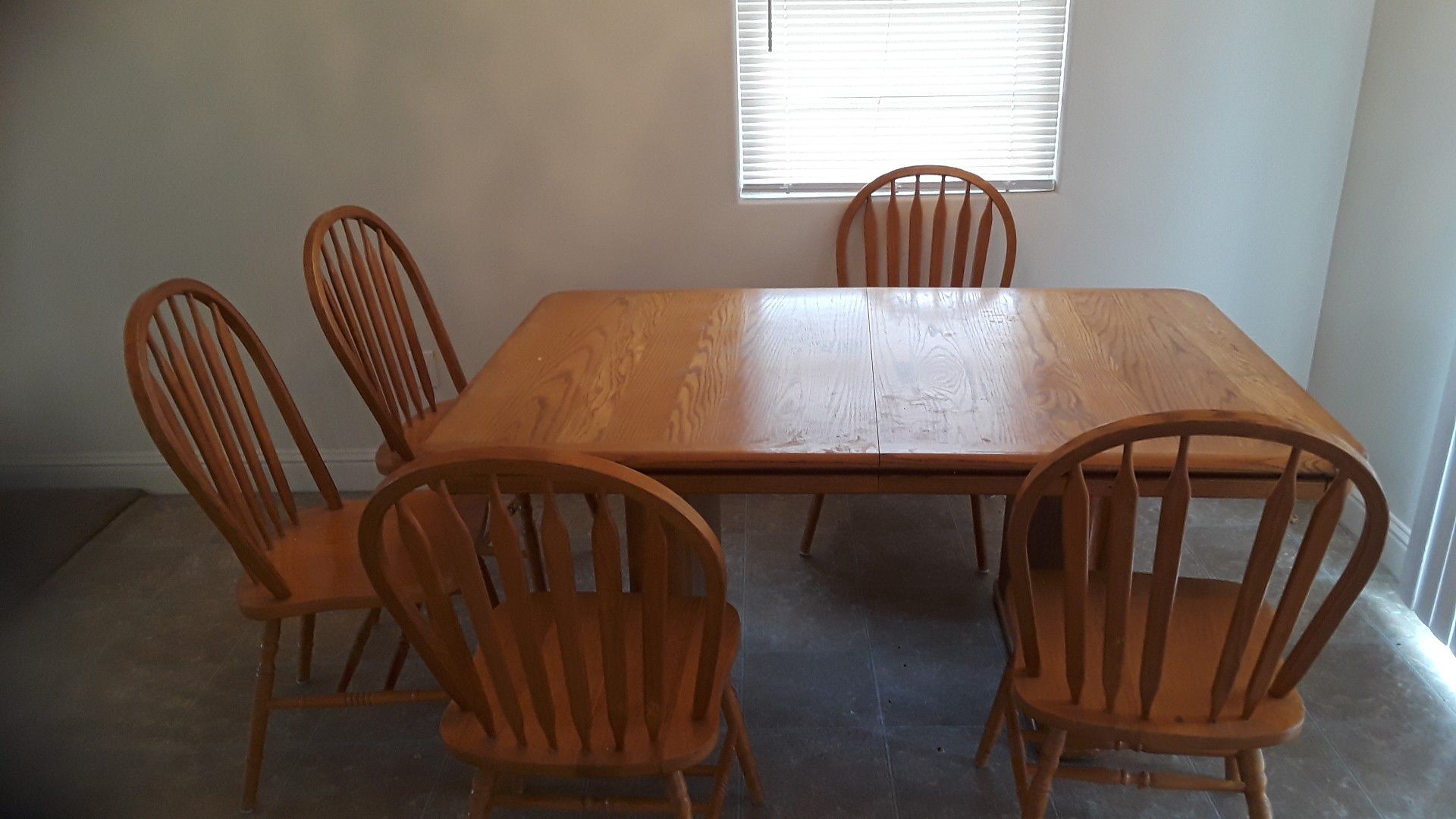 Need gone today Kitchen table with 5 chair heavy good table