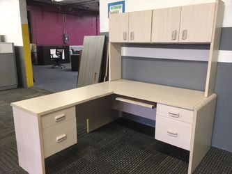 Modern office desk with hutch and Left return.