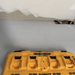 Dewalt 4-Port Fast Charger