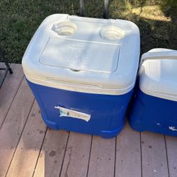Igloo Cooler With Wheels And food Storage 