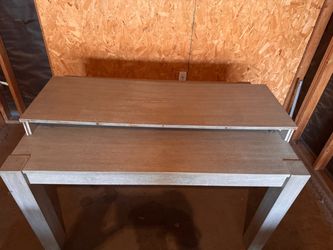 Extendable dining table