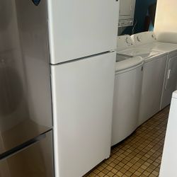 Ge 16 Cubic Foot Refrigerator With Top Freezer 