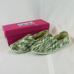Brand New Size 6 Women’s Green Multi Flats