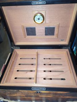 Cigar humidor