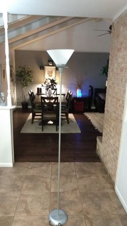 Floor Lamp 🛋️... Like New 👍