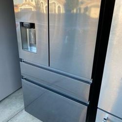REFRIGERATOR SAMSUNG BLACK STAINLESS STEEL EXCELLENT CONDITION JUST LIKE YOU SEE HERE WITH 6 MONTHS WARRANTY DELIVERY/HOOKUP TO WATER LINE AVAILABLE 